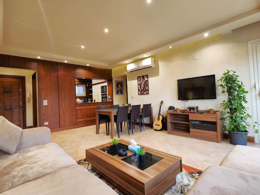 Beautiful In Maadi Apartment *
